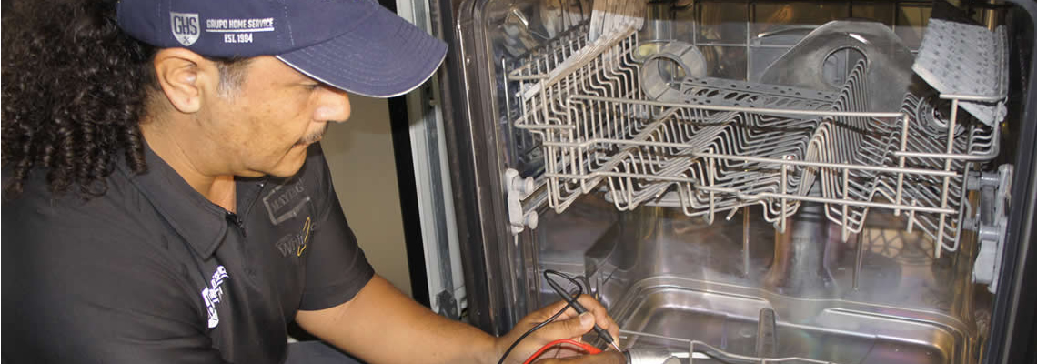 Técnico reparando un lavavajillas Maytag en Monterrey